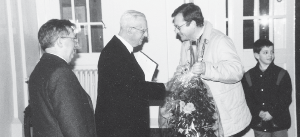Vor 30 Jahren: Pfarrgemeinderatsvorsitzender Peter Hübl gratuliert zum 95. Geburts- tag, links Pfarrer Josef Eberth.