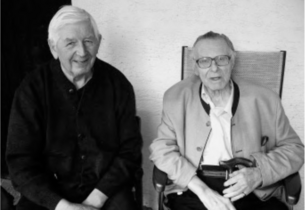 Graf Max-Egon von Tauffkirchen (rechts im Bild) tauscht mit seinem Freund aus Kinder- und Jugendtagen, Franz Kiermeier (links), Erinnerungen aus